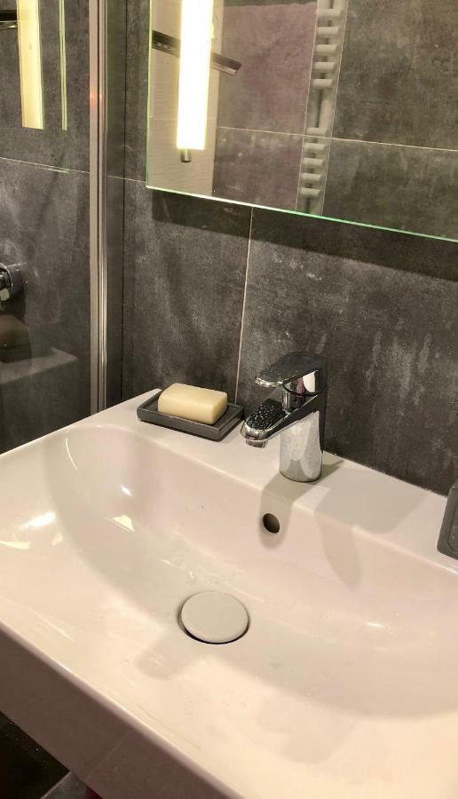 Appartement Versailles Quartier Notre Dame Au Pied Du Chateau Avec Parking Exterior foto